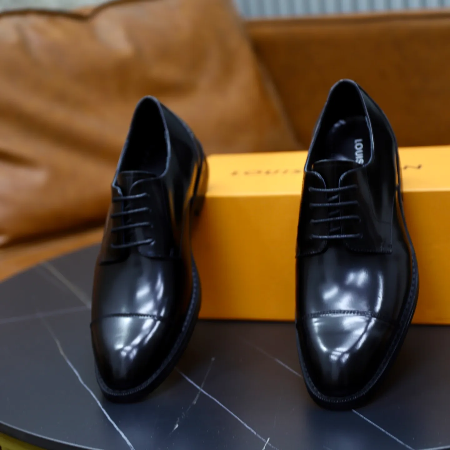 Ex-factory price: 500💰🙅‍♂️🙅‍♂️🙅‍♂️ Brand: LV Louis Vuitton Standard code: Men's size 38-44 (45 can be customized) Grade: Same style as the official website Original order quality Material: Original cowhide surface Comfortable sheepskin lining Original outsole Style category: Men's fashionable casual leather shoes Distinguished big-name luxury elements Top luxury Color: actual picture color